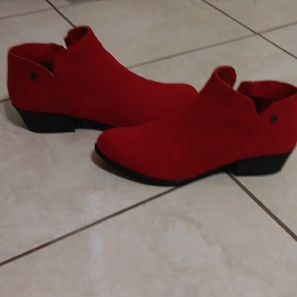 Daisy Fuentes Red Ankle Booties with Bold Design